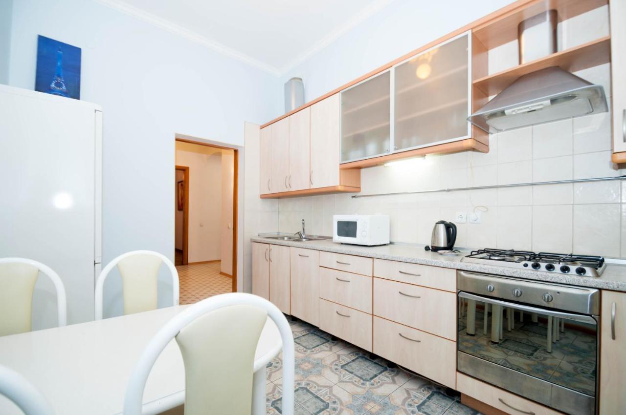 Apartments In The Center On Shota Rustaveli Kiev Eksteriør bilde